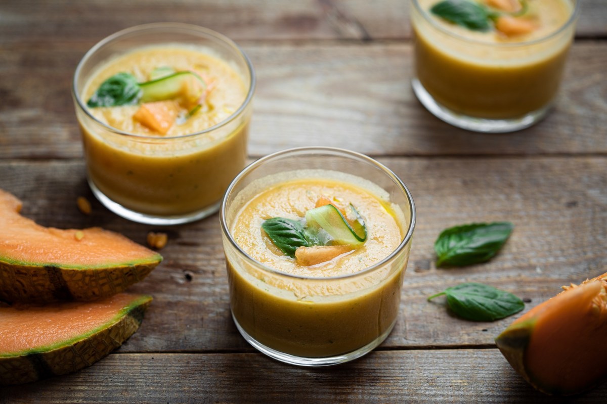 Drei Gläser mit kalter Melonensuppe auf einem Tisch