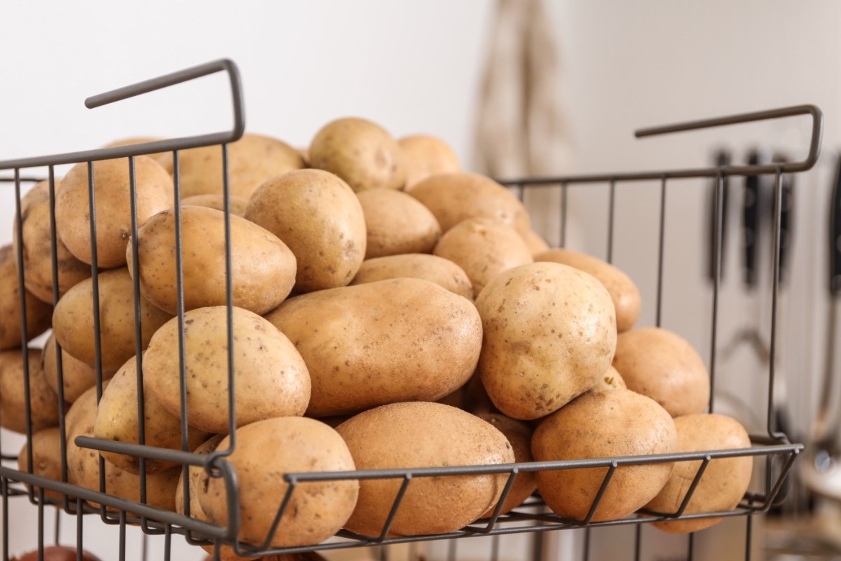 Kartoffeln werden in einem Korb gelagert.