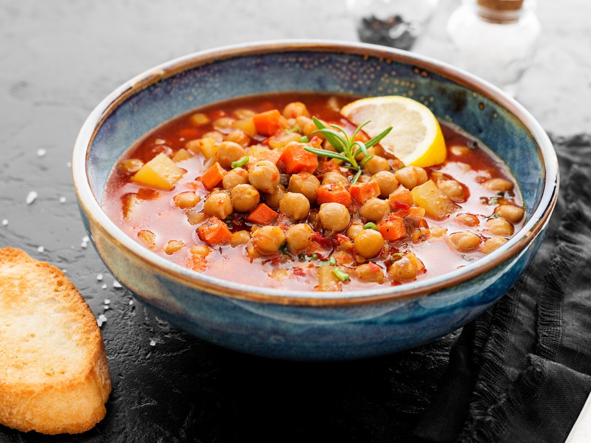 Eine Schüssel Kichererbsensuppe.