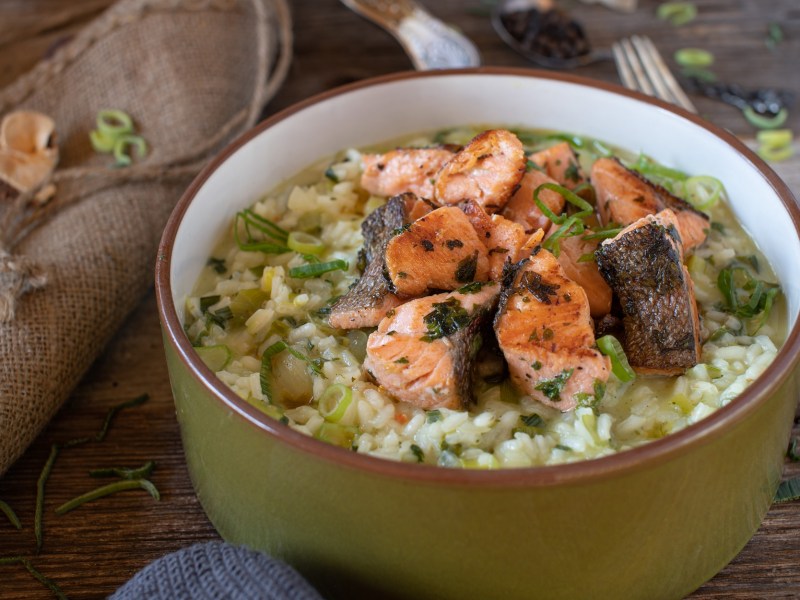 Ein tiefer Teller mit Lachs-Risotto.