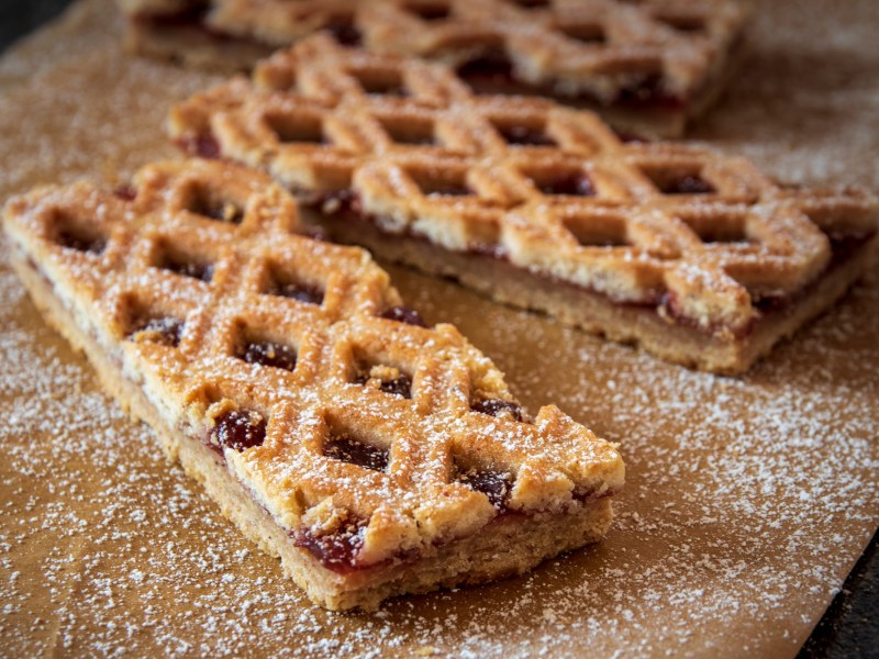 Ein paar Stücke Linzer Torte auf einem Blech.