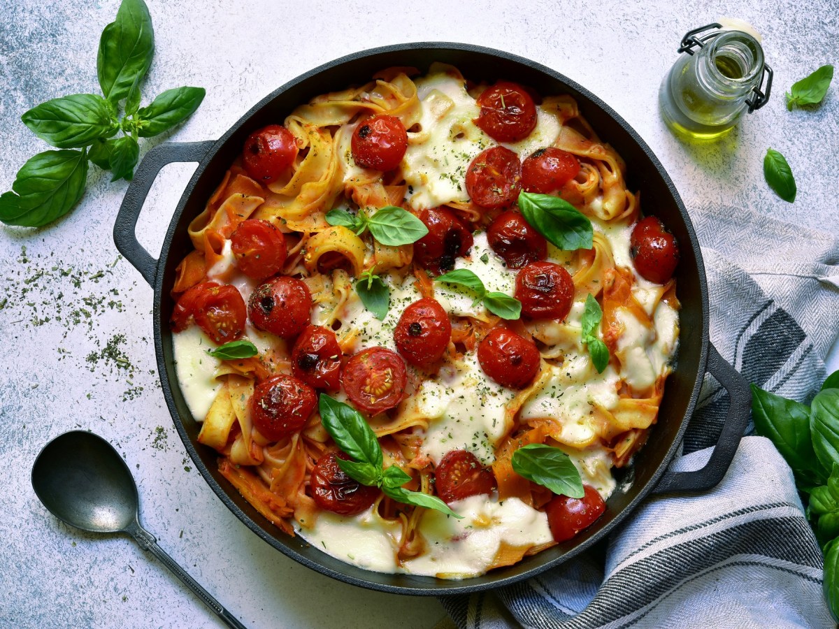 Nudelauflauf mit Tomaten und Mozzarella: einfacher Feierabend-Klassiker