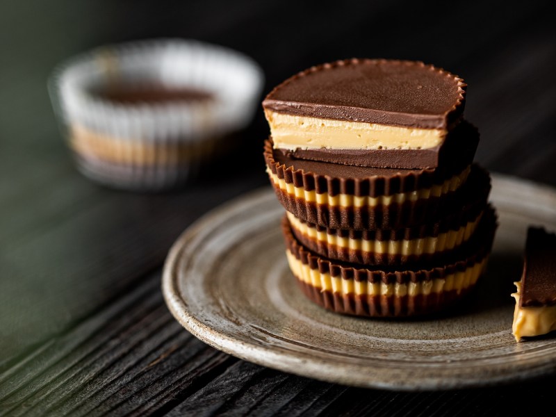 Peanut Butter Cups selber machen: Ein Stapel Erdnuss-Cups auf einem Metallteller