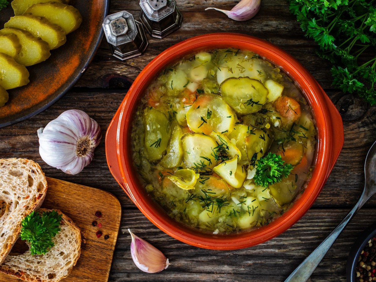 Polnische Gurkensuppe in einer Schüssel.