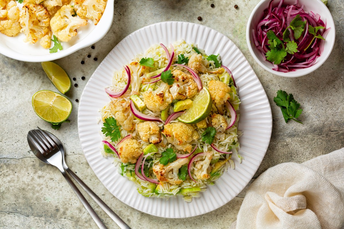 Ein Teller Reissalat mit Blumenkohl.