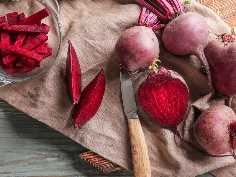 Rote Bete einfrieren: Frische rote Bete auf einem braunen Tuch