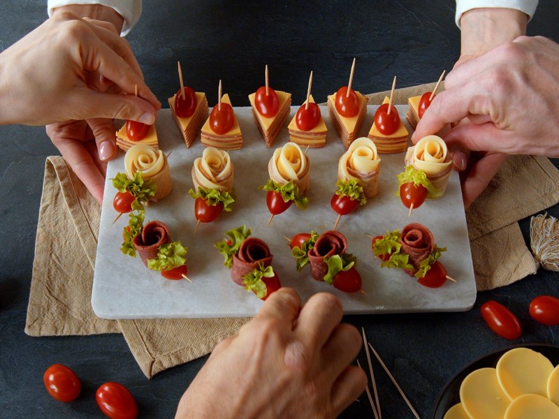 Salami-Rosen: Fingerfood auf einer Marmor-Platte