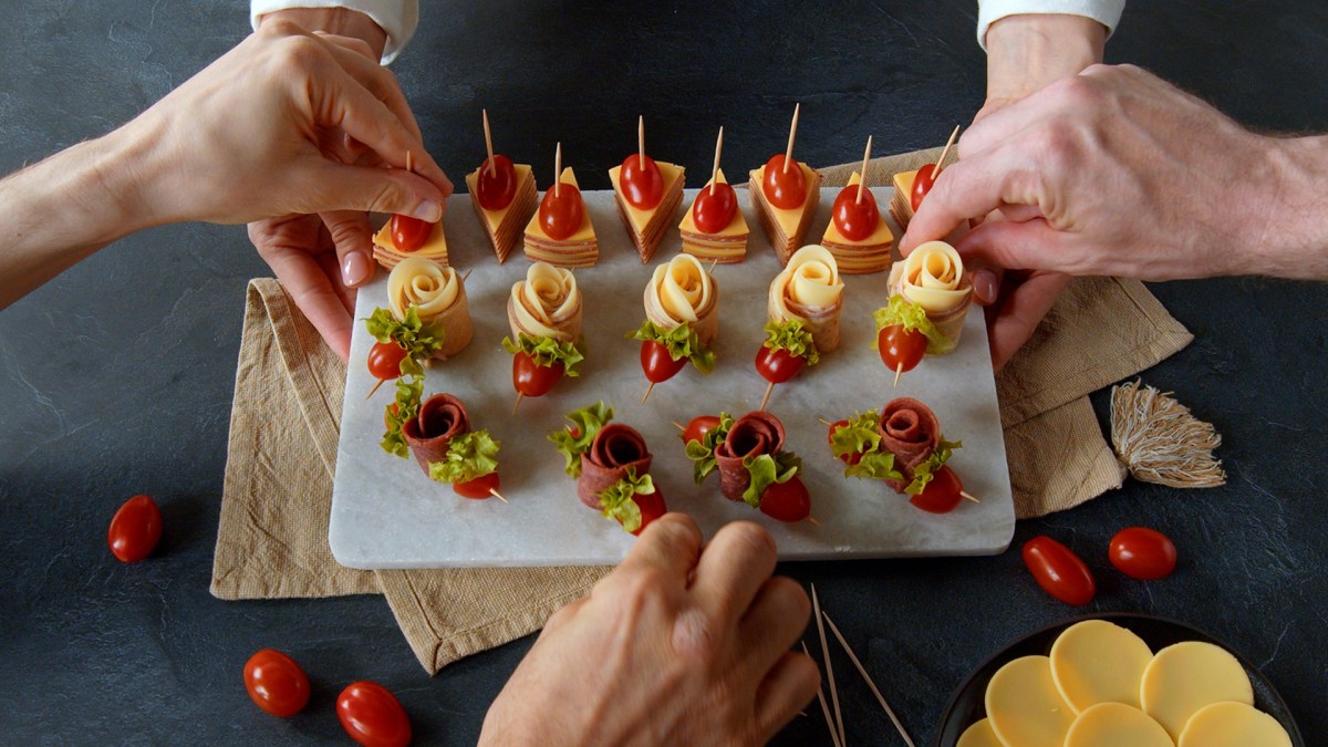 Salami-Rosen: Fingerfood auf einer Marmor-Platte