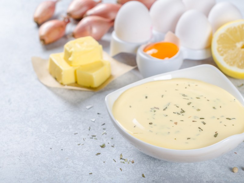 Sauce béarnaise mit den einzelnen Zutaten