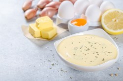 Sauce béarnaise mit den einzelnen Zutaten