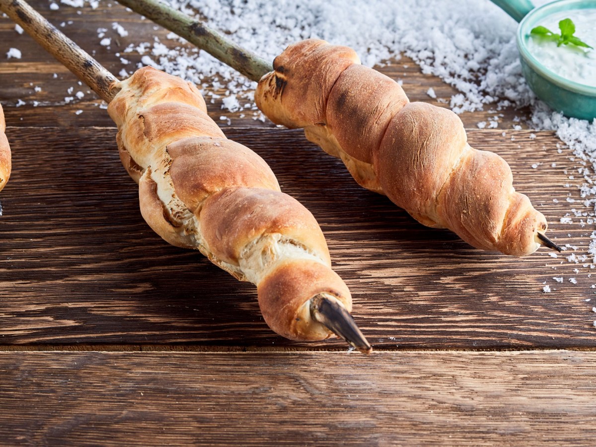 Stockbrot auf einem Holztisch.