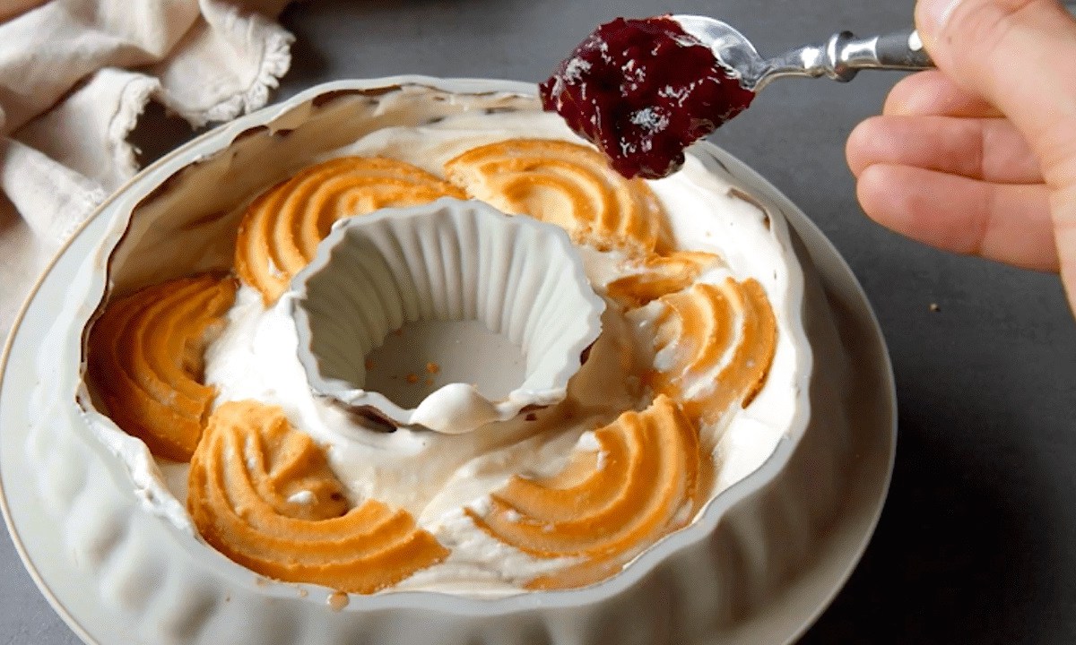 Vorbereitung der Tiramisu-Torte in der Backform.