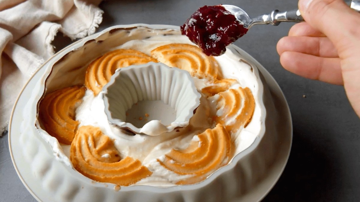 Vorbereitung der Tiramisu-Torte in der Backform.