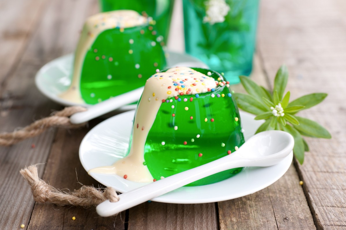 Zwei Teller mit Waldmeister-Wackelpudding