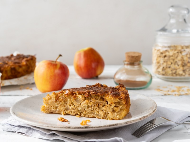 Ein Apfel-Haferflockenkuchen auf einem Teller