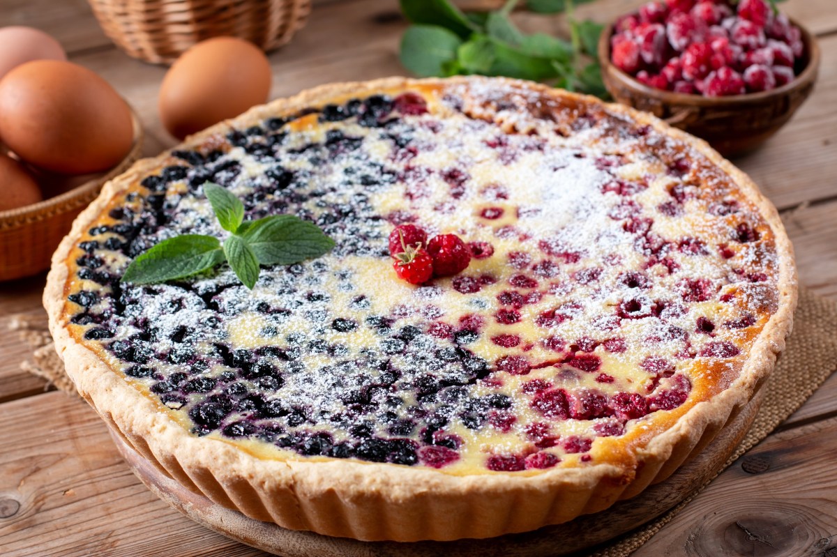 Beeren-Schmand-Tarte auf einem Tisch