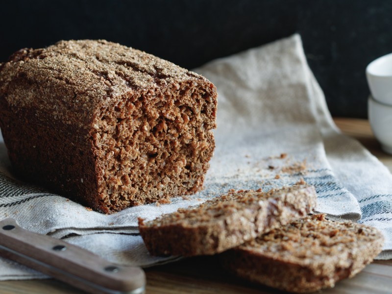 Buchweizenbrot aus einer Zutat auf einer weißen Leinenserviette