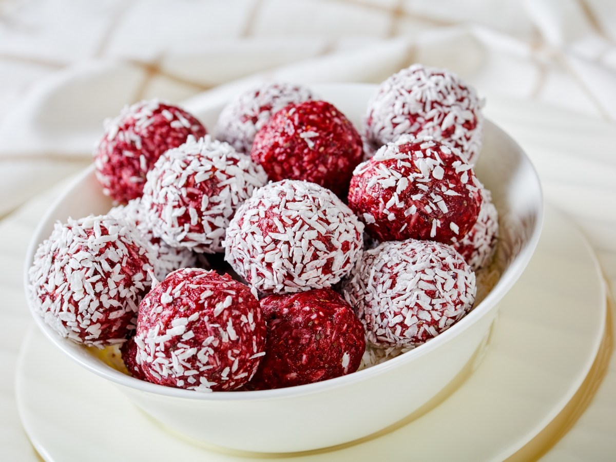 Schale mit Erdbeer-Energy-Balls