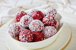 Schale mit Erdbeer-Energy-Balls