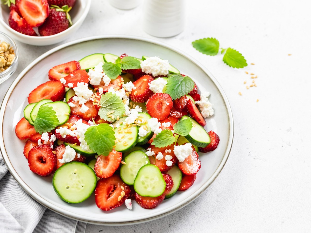 Erdbeer-Gurkensalat: Kombiniere doch mal süßes Obst mit Gemüse
