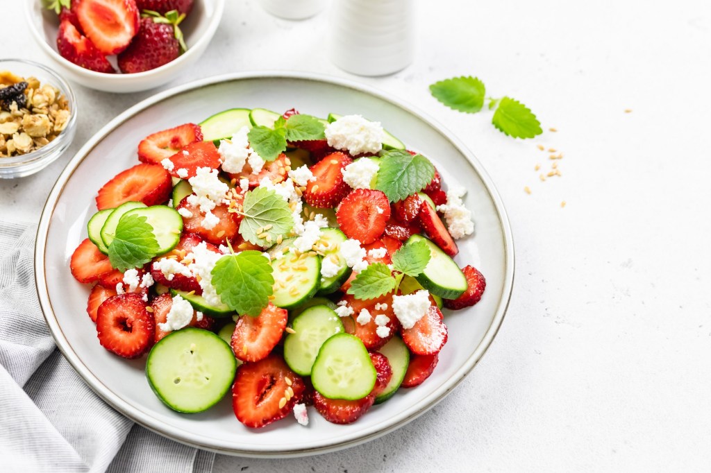 Erdbeer-Gurkensalat mit Feta: Diese Kombination musst du probieren