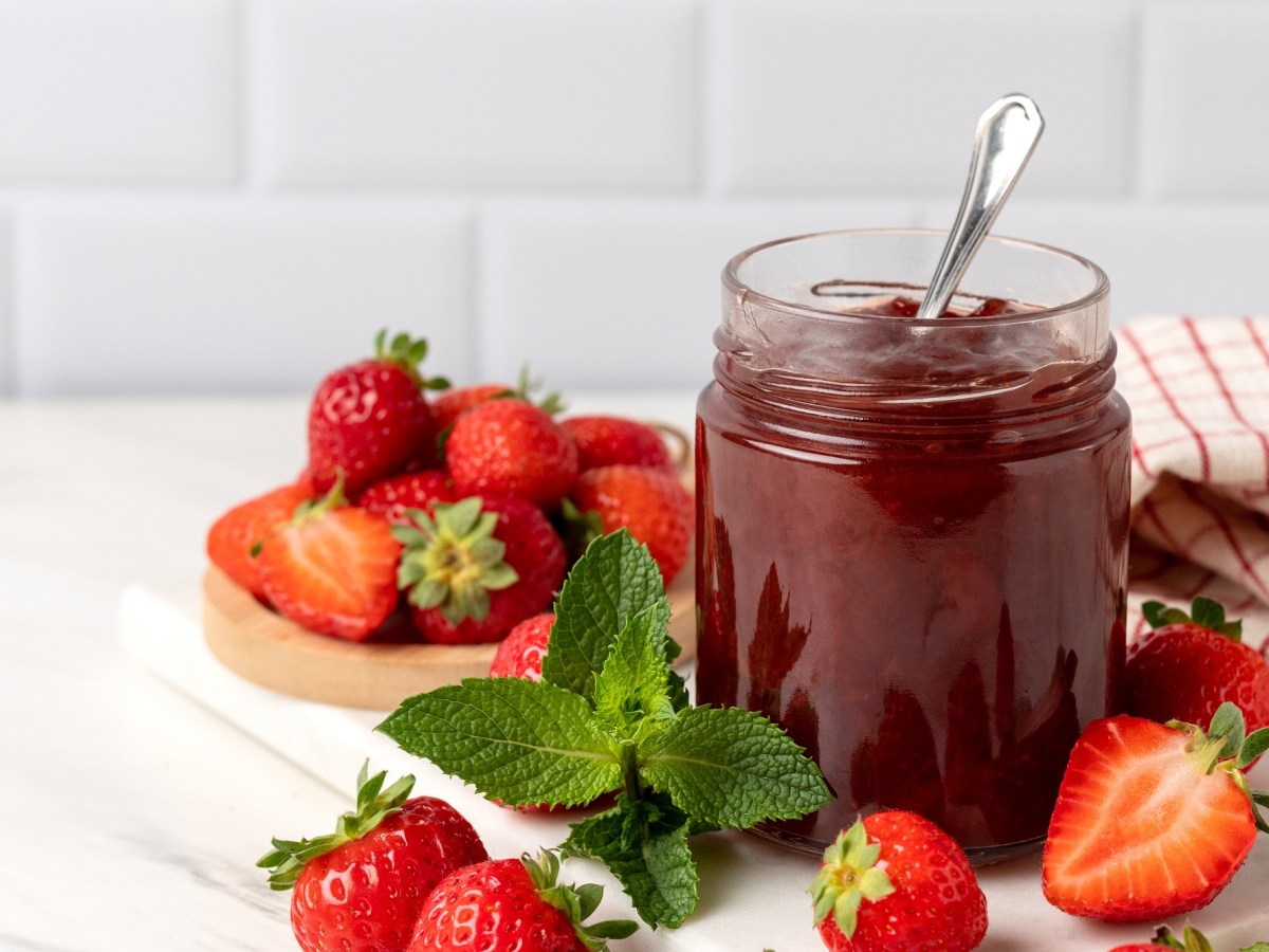 Diese Erdbeermarmelade mit Kokos ist beim Frühstück unverzichtbar