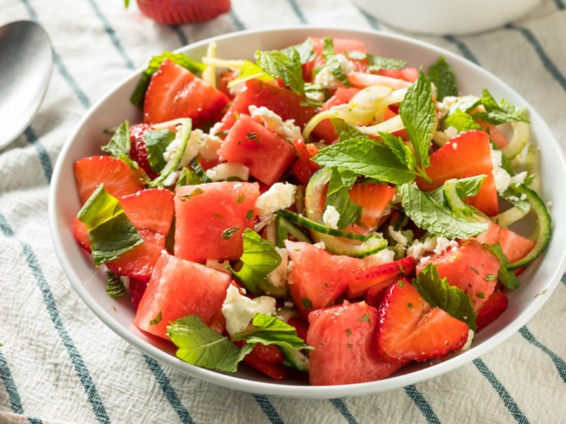 Leichtes Sommergericht: Dieser leichte Erdbeer-Melonen-Salat mit Feta erfrischt