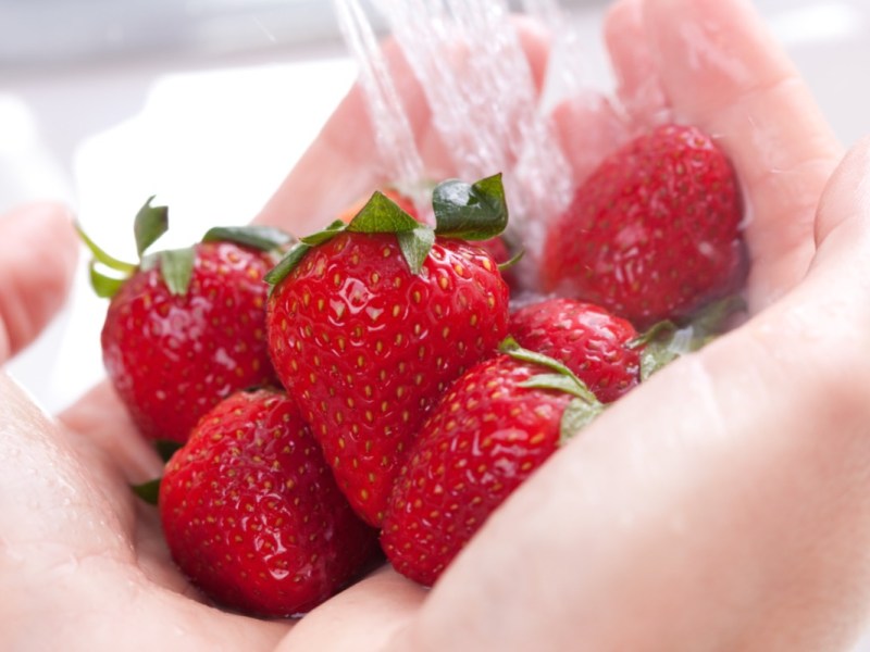 Darum solltest du deine Erdbeeren mit Natron waschen