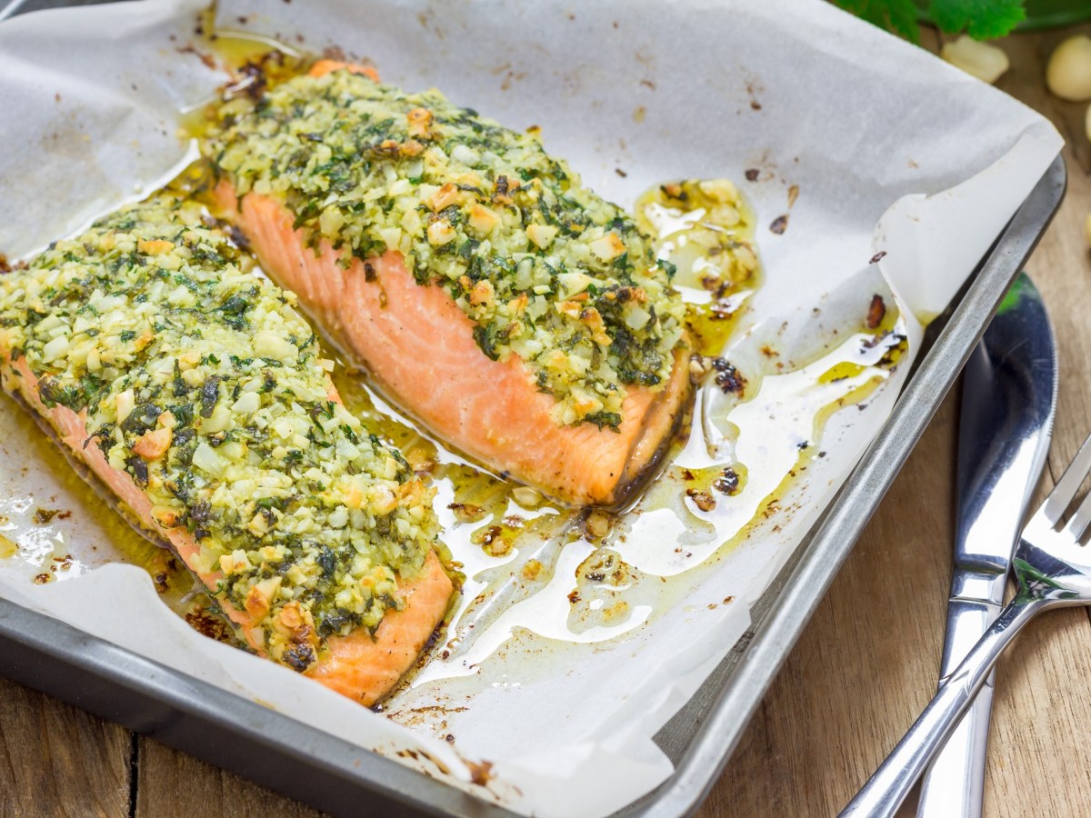 Blech mit gebackenem Lachs mit Parmesan-Kräuter-Kruste.