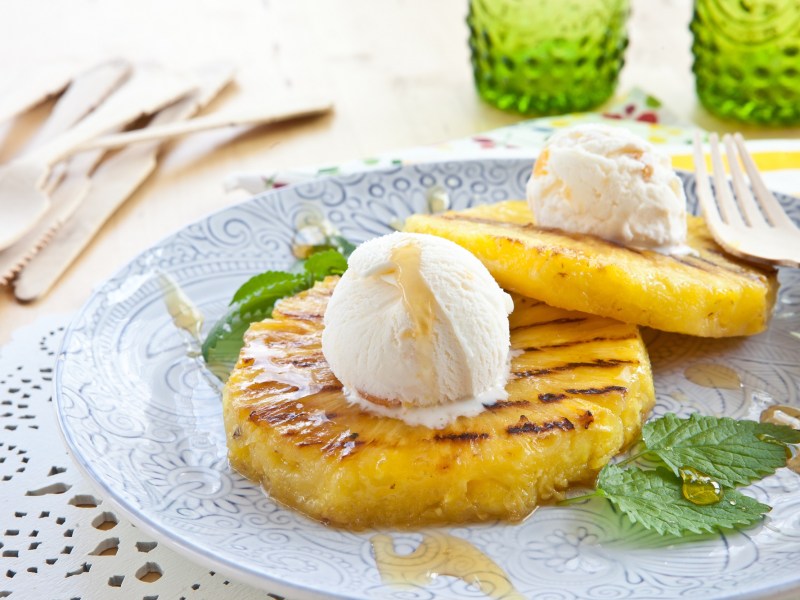 Teller mit gegrillter Ananas und Eis