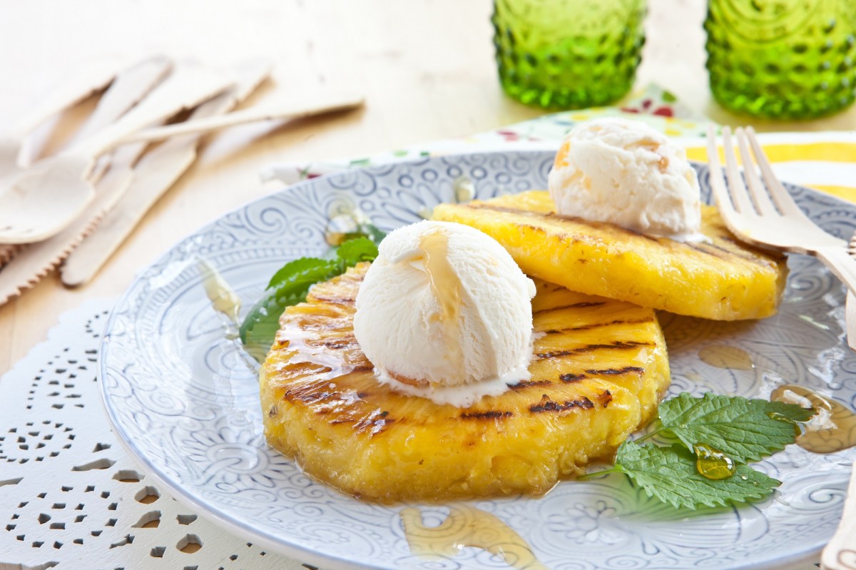 Teller mit gegrillter Ananas und Eis