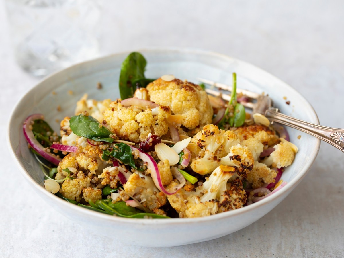 Teller mit geröstetem Blumenkohlsalat mit Quinoa