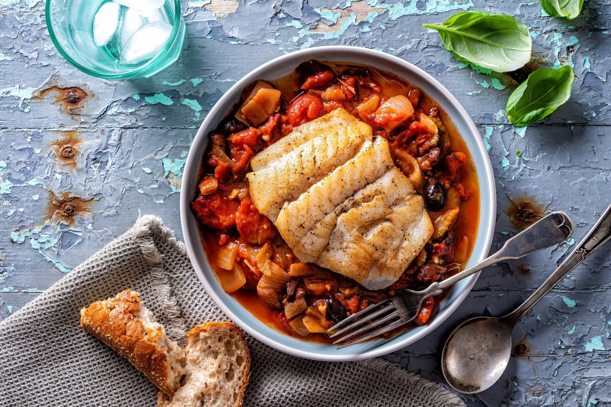 Geschmorter Fisch auf Tomaten.