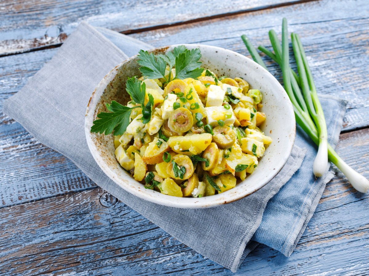 Griechischer Kartoffelsalat mit Feta und Oliven: mediterrane Grillbeilage