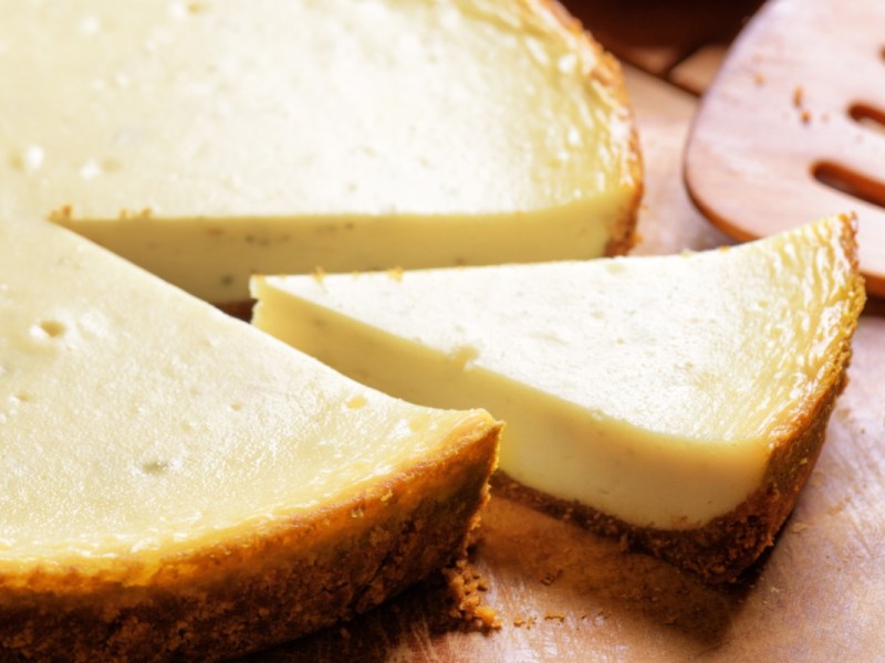 Risse im Käsekuchen veremeiden: ein Käsekuchen, aus dem ein Stück herausgeschnitten wurde.