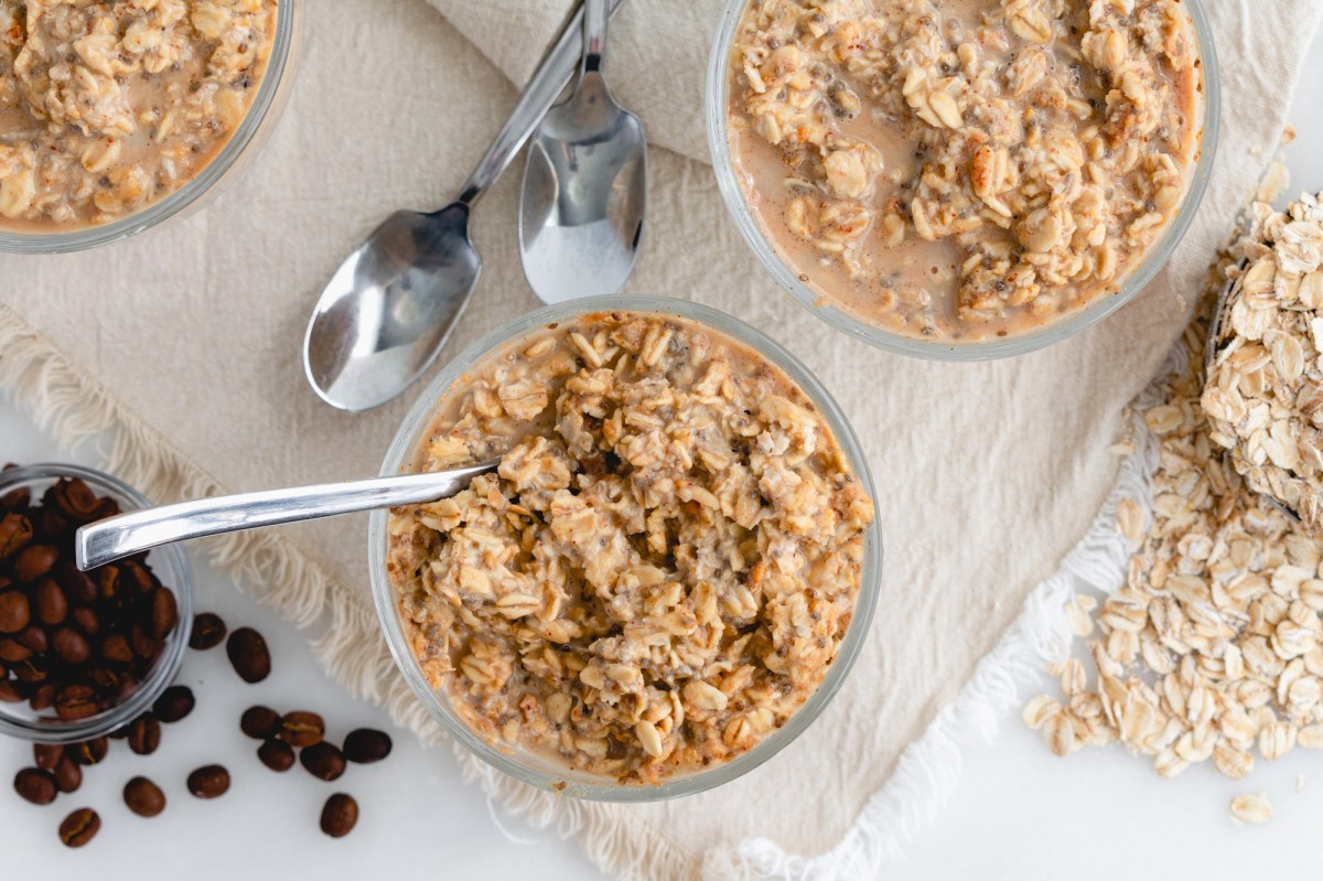 Zwei Schalen mit Kaffee-Overnight-Oats und Kaffeebohnen