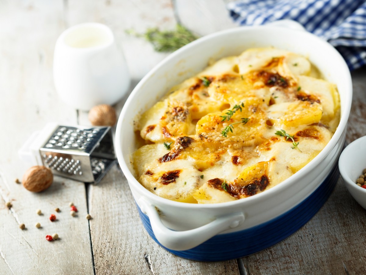 Eine Auflaufform mit Kartoffelgratin Dauphinois.