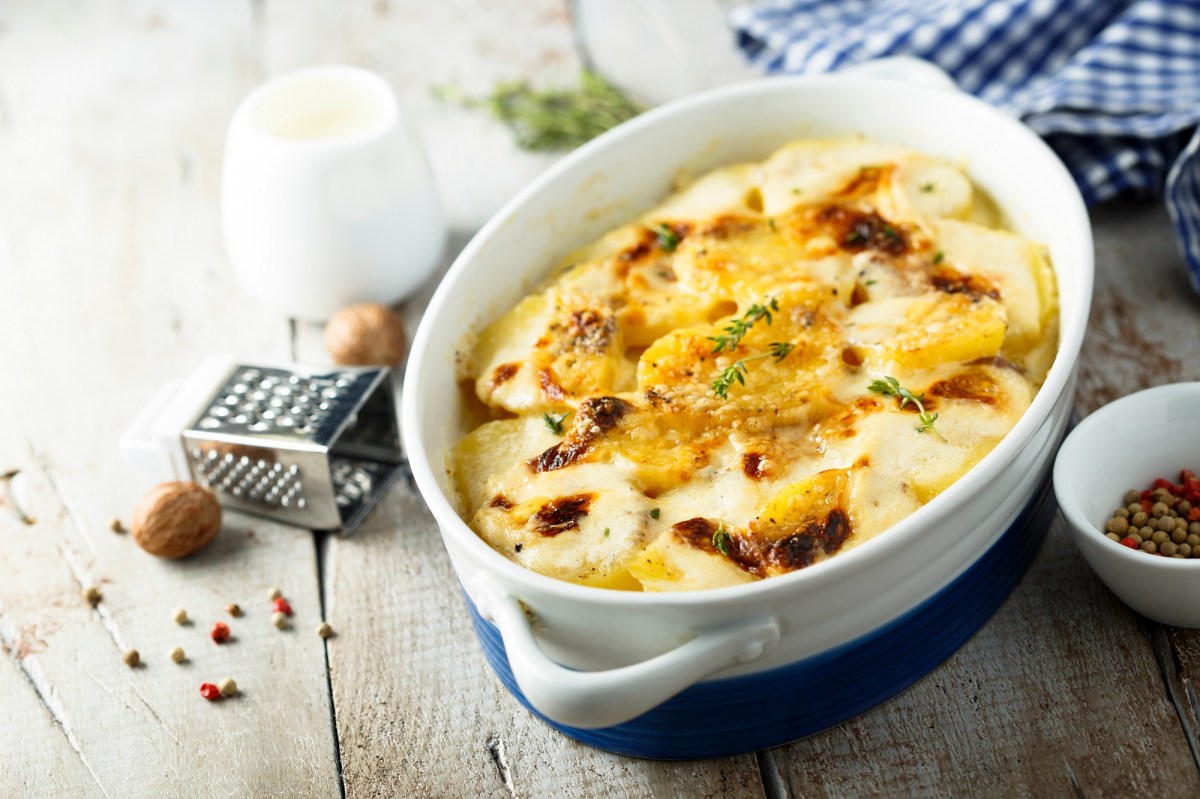 Eine Auflaufform mit Kartoffelgratin Dauphinois.