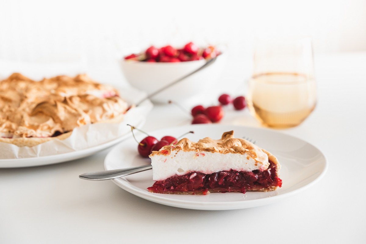 Ein Stück Kirschkuchen mit Baiser.