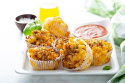 Mac and Cheese Muffins mit Dip auf einem Teller.