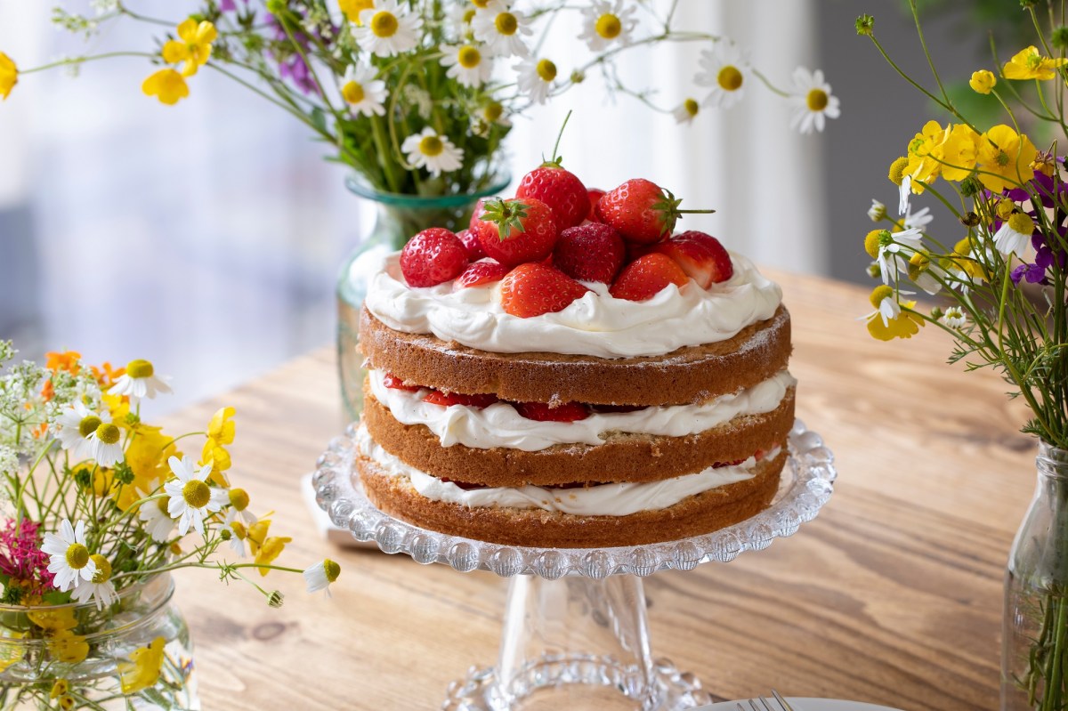 Schwedische Mittsommertorte auf einer Tortenplatte