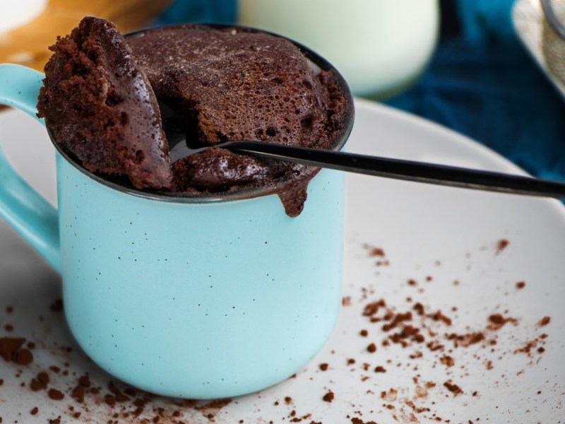 Schokokuchen in einer blauen Tasse.