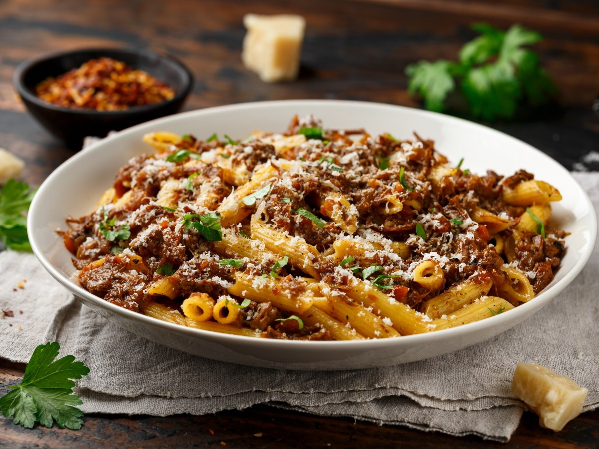 Teller mit Pasta alla genovese Napoletana