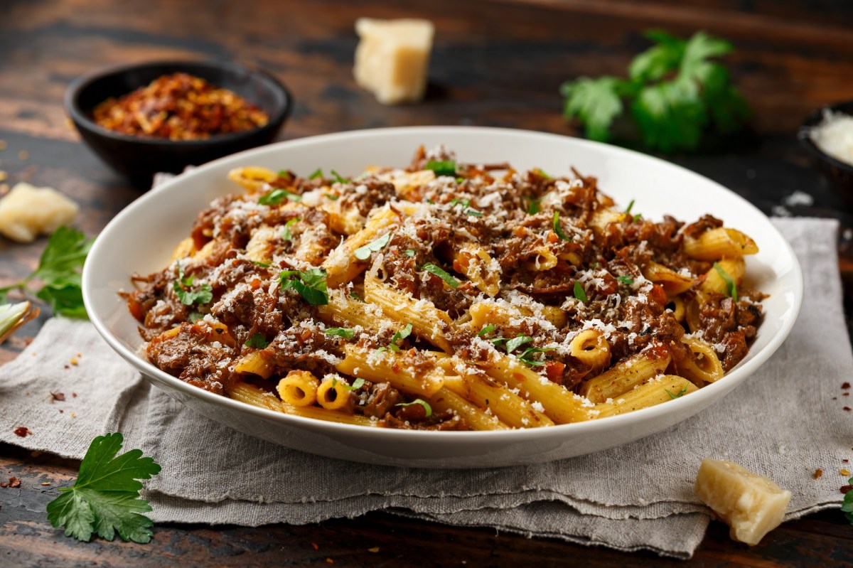 Teller mit Pasta alla genovese Napoletana