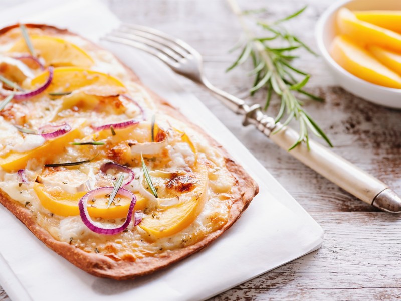 Pfirsich-Flammkuchen mit Ziegenkäse auf einem Teller