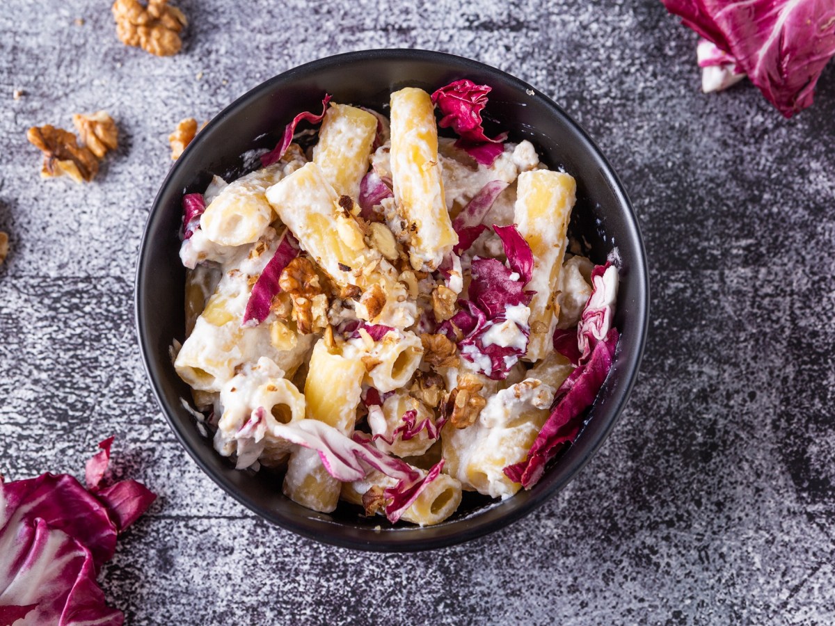 Schüssel mit Rocotta-Nudeln mit Radicchio