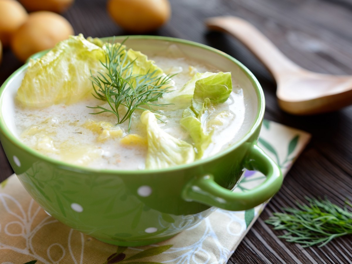 Eine Schüssel Salatsuppe mit Kartoffeln.