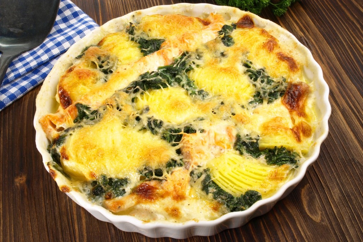 Schwedisches Lachs-Gratin mit Spinat in der Draufsicht.