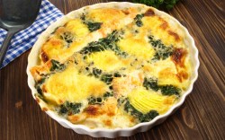 Schwedisches Lachs-Gratin mit Spinat in der Draufsicht.