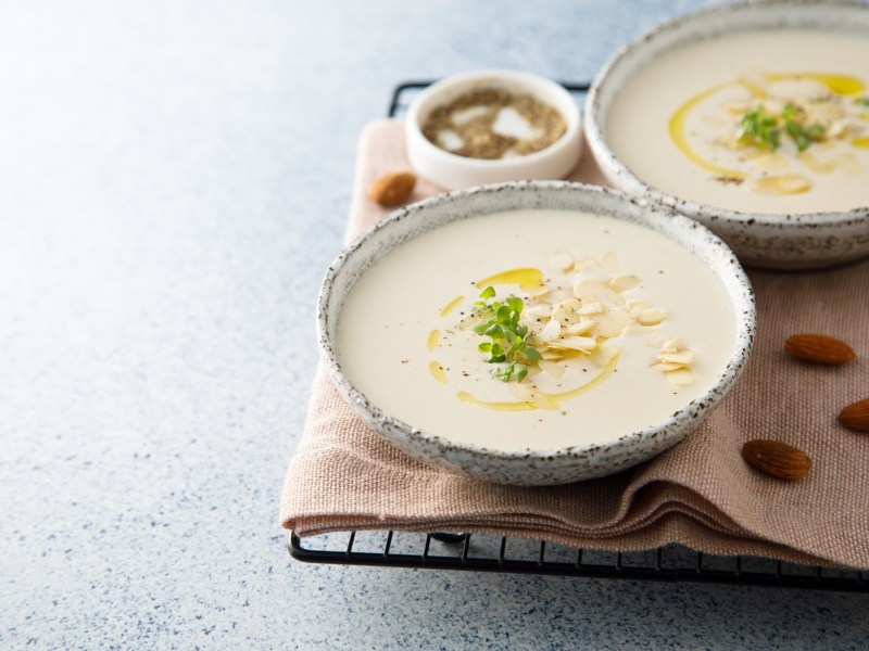 Zwei Teller mit spanischer Mandelsuppe